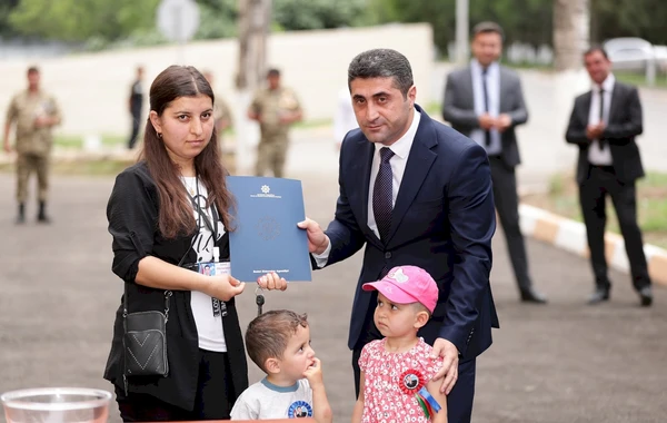 Şəhid ailələrinə və müharibə ilə əlaqədar əlilliyi olan şəxslərə 100 mənzil və fərdi ev təqdim edilib - FOTO