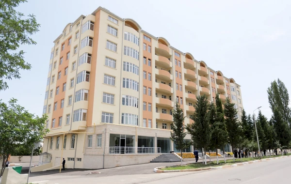 Şəhid ailələrinə və müharibə ilə əlaqədar əlilliyi olan şəxslərə 100 mənzil və fərdi ev təqdim edilib - FOTO