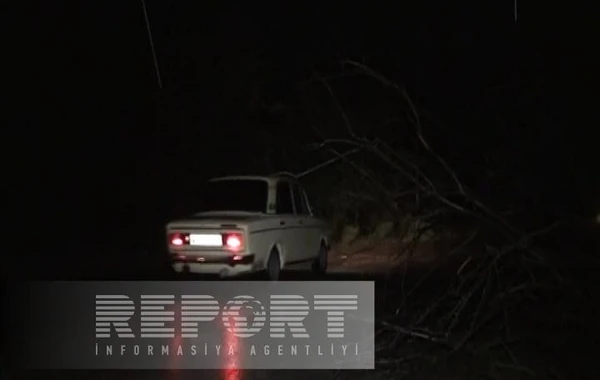 Непогода в Евлахе вызвала ряд последствий, сильный ветер сорвал кровли домов - ФОТО