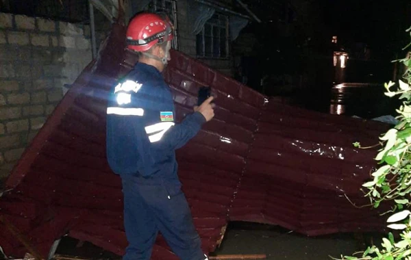 Güclü külək dam örtüklərini uçurdu, irigövdəli ağacı aşırıb yolları bağladı - FOTO/VİDEO