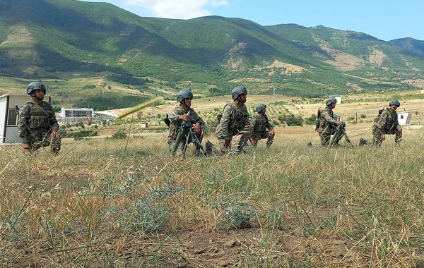 Azərbaycanda ehtiyatdan çağırılan hərbi vəzifəlilərin təlim toplanışı başa çatıb - FOTO/VİDEO