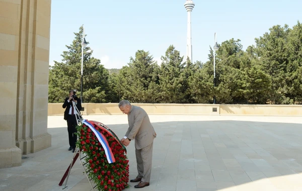 Rüstəm Minnixanov Şəhidlər xiyabanını ziyarət edib - FOTO