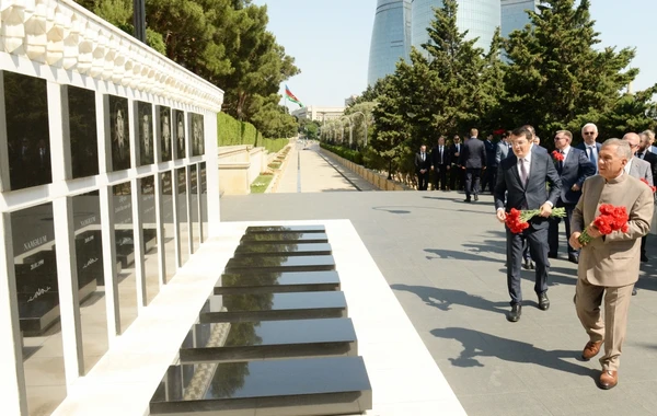 Rüstəm Minnixanov Şəhidlər xiyabanını ziyarət edib - FOTO
