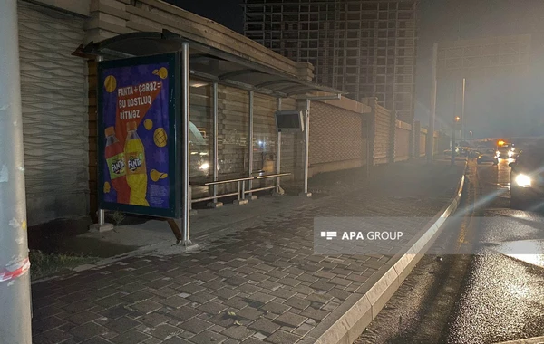 В Баку представители секcменьшинств забросали автомобиль камнями - ФОТО