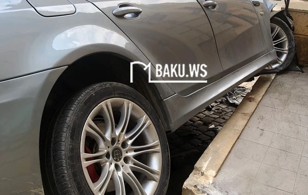 Bakıda ŞOK OLAY: "Parkovşik" müştərinin BMW-sini qaçırmaq istəyərkən aşırdı - VİDEO