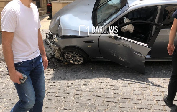 Bakıda ŞOK OLAY: "Parkovşik" müştərinin BMW-sini qaçırmaq istəyərkən aşırdı - VİDEO