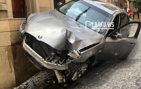 Bakıda ŞOK OLAY: "Parkovşik" müştərinin BMW-sini qaçırmaq istəyərkən aşırdı - VİDEO