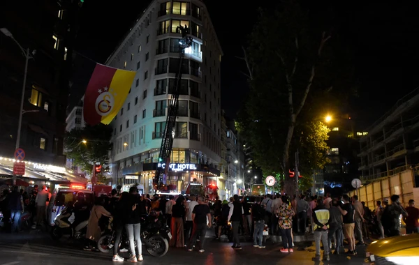 İstanbulun mərkəzində film kimi intihar: Turist boynunda kəndirlə... - FOTO