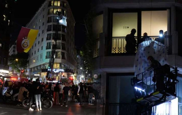 İstanbulun mərkəzində film kimi intihar: Turist boynunda kəndirlə... - FOTO