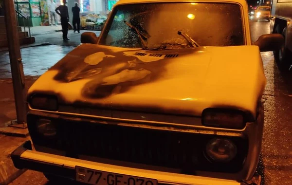 Bakıda maşın yandı - FOTO/VİDEO