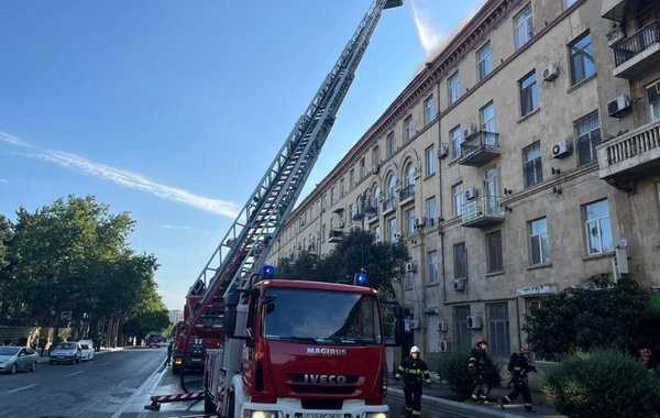Пожар в пятиэтажном жилом доме в Баку полностью потушен - ОБНОВЛЕНО + ВИДЕО