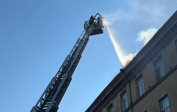 Пожар в пятиэтажном жилом доме в Баку полностью потушен - ОБНОВЛЕНО + ВИДЕО