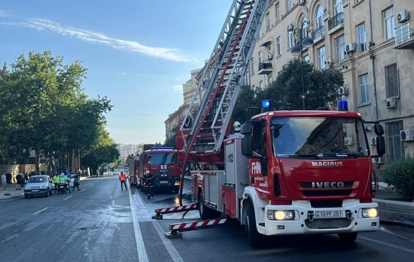 Пожар в пятиэтажном жилом доме в Баку полностью потушен - ОБНОВЛЕНО + ВИДЕО