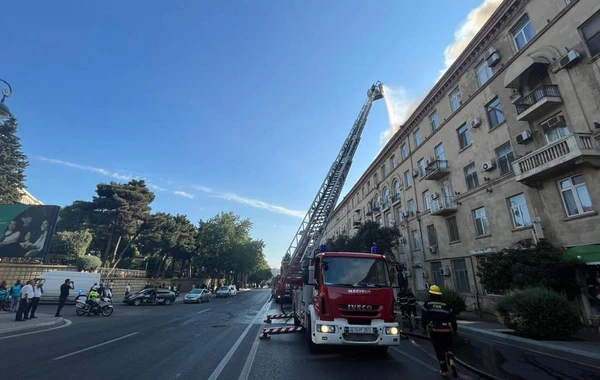 Пожар в пятиэтажном жилом доме в Баку полностью потушен - ОБНОВЛЕНО + ВИДЕО