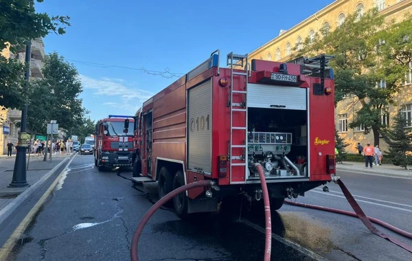 Пожар в пятиэтажном жилом доме в Баку полностью потушен - ОБНОВЛЕНО + ВИДЕО