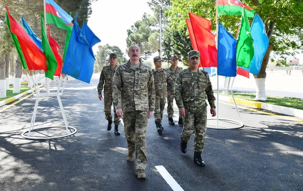 İlham Əliyev MN-in komando hərbi hissələrinin birində yaradılan şəraitlə tanış olub - FOTO - YENİLƏNİB