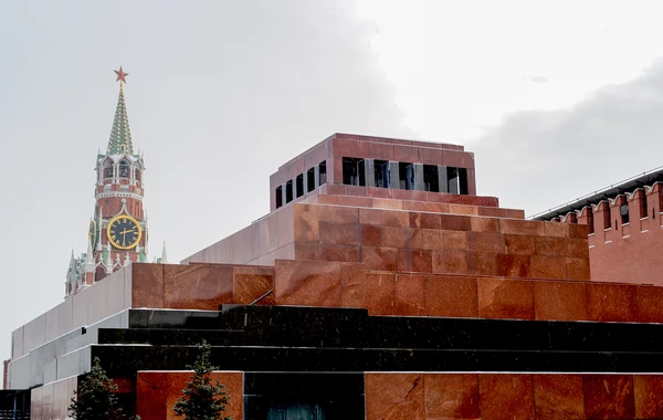 Lenin Mavzoleyi ziyarətçilərin üzünə bağlandı