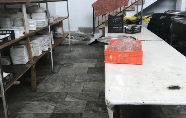 Bakıda restoranda nöqsanlar aşkarlanıb, fəaliyyəti məhdudlaşdırılıb - FOTO