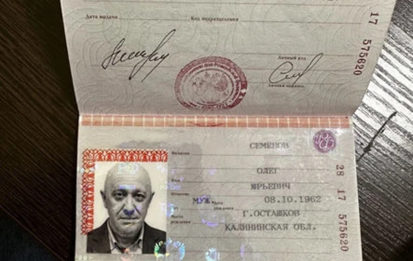 Priqojinin ofisində qızıl külçələr, saxta pasportlar, ağ toz və tapançalar tapılıb - FOTO