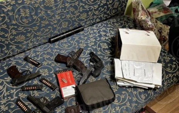 Priqojinin ofisində qızıl külçələr, saxta pasportlar, ağ toz və tapançalar tapılıb - FOTO