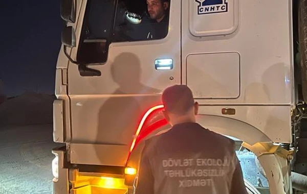 Gecə qanunsuz torpaq, qum və qarışıq süxur daşıyan avtomobillər müəyyən olundu - FOTO
