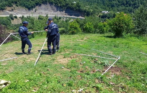 Lerikdə iki ev yararsız vəziyyətə düşüb, vətəndaşlar üçün çadırlar qurulub - FOTO/VİDEO