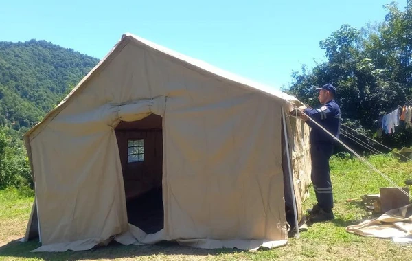 Lerikdə iki ev yararsız vəziyyətə düşüb, vətəndaşlar üçün çadırlar qurulub - FOTO/VİDEO