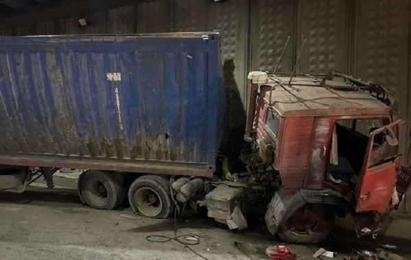 Bakıda yük avtomobili beş maşına çırpılıb, xəsarət alanlar var - FOTO/VİDEO