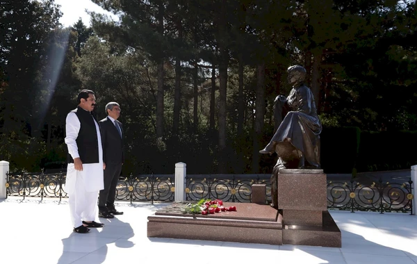 Pakistanlı nazir Azərbaycana səfərə gəlib - FOTO