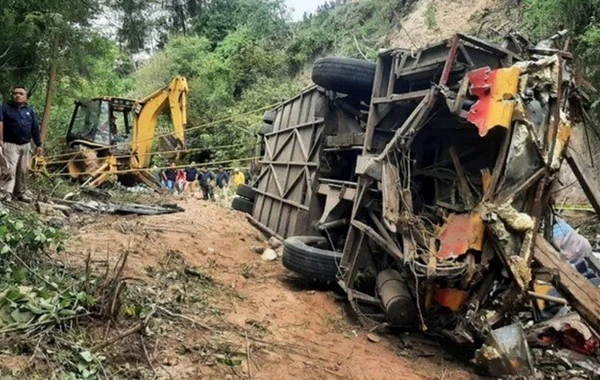 Meksikada sərnişin avtobusu dərəyə yuvarlandı - 27 ölü, 17 yaralı - FOTO