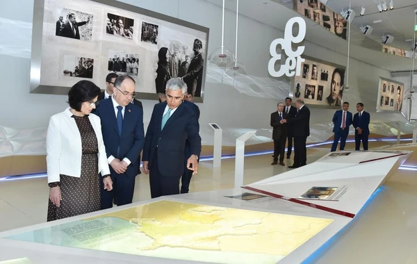 Albaniya Prezidenti və xanımı Heydər Əliyev Mərkəzi ilə tanış olublar - FOTO