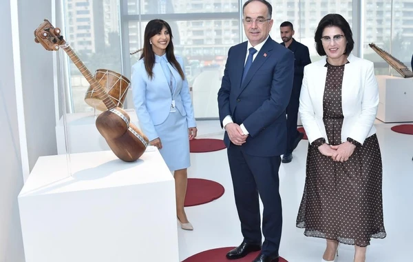 Albaniya Prezidenti və xanımı Heydər Əliyev Mərkəzi ilə tanış olublar - FOTO