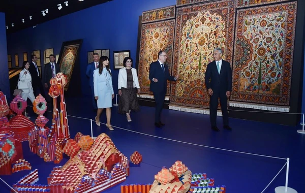 Albaniya Prezidenti və xanımı Heydər Əliyev Mərkəzi ilə tanış olublar - FOTO