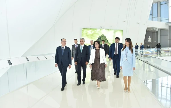 Albaniya Prezidenti və xanımı Heydər Əliyev Mərkəzi ilə tanış olublar - FOTO
