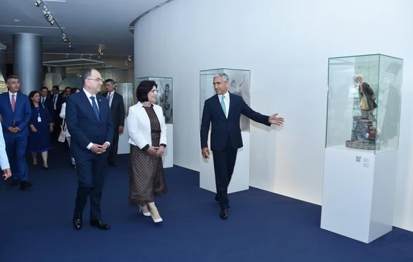 Albaniya Prezidenti və xanımı Heydər Əliyev Mərkəzi ilə tanış olublar - FOTO
