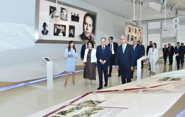 Albaniya Prezidenti və xanımı Heydər Əliyev Mərkəzi ilə tanış olublar - FOTO