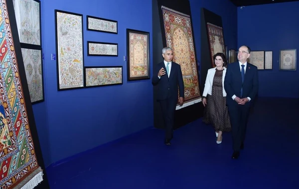 Albaniya Prezidenti və xanımı Heydər Əliyev Mərkəzi ilə tanış olublar - FOTO