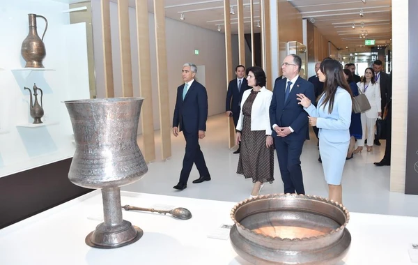 Президент Албании и его супруга ознакомились с Центром Гейдара Алиева - ФОТО