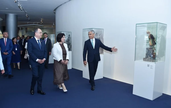 Президент Албании и его супруга ознакомились с Центром Гейдара Алиева - ФОТО