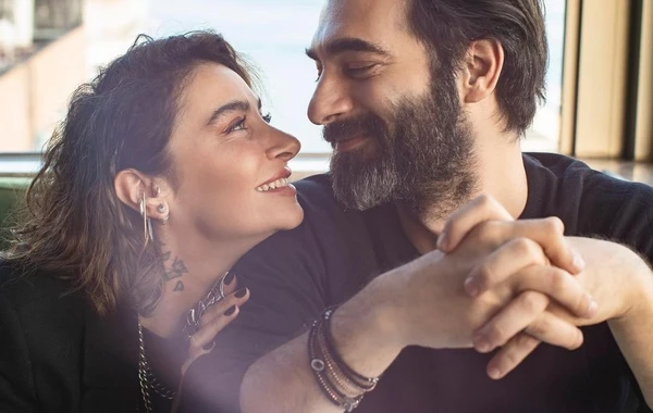 Sılanın konsertində romantik anlar: Sevgilisini səhnədə öpdü - VİDEO