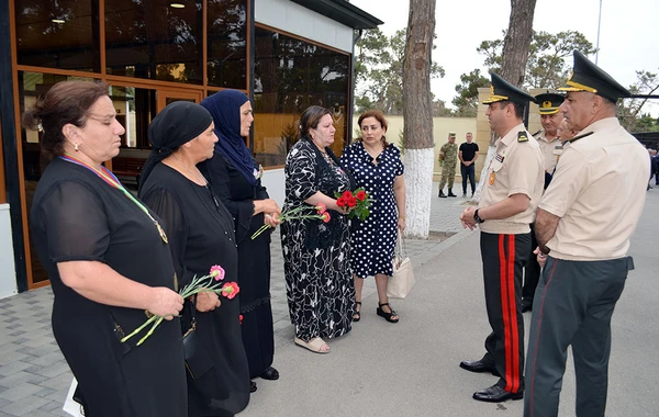 Müdafiə Nazirliyinin şəxsi heyəti Şəhidlər xiyabanını ziyarət edib - FOTO