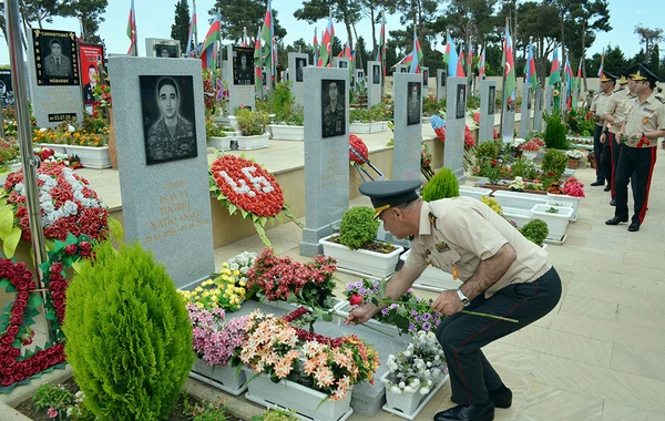 Müdafiə Nazirliyinin şəxsi heyəti Şəhidlər xiyabanını ziyarət edib - FOTO
