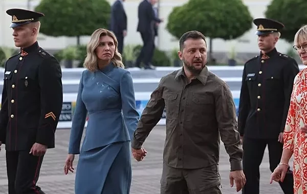 Xanımı Zelenskini qısqandı? - Dünya bu görüntülərdən danışır - VİDEO