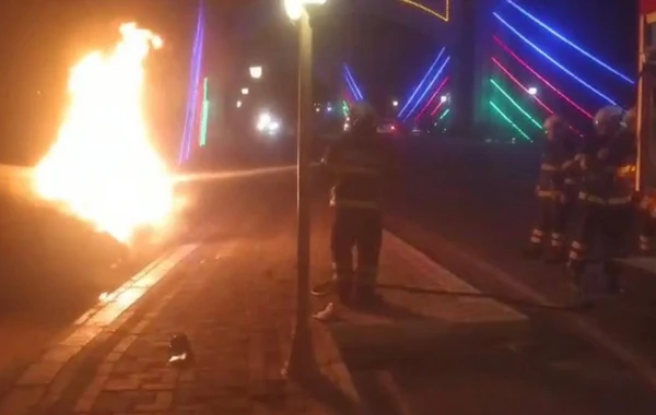 Azərbaycanda idarəetməni itirən sürücü maşını aşırdı - Yanğın başladı - FOTO/VİDEO