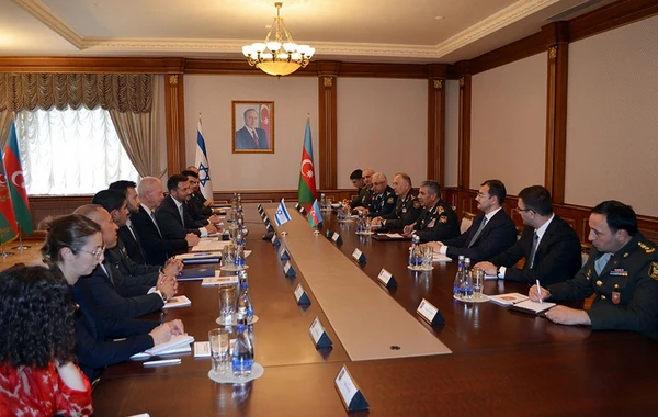 Azərbaycanın müdafiə naziri israilli həmkarı ilə görüşüb - FOTO