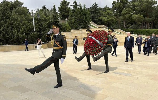 Azərbaycanın müdafiə naziri israilli həmkarı ilə görüşüb - FOTO