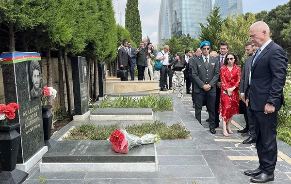 Azərbaycanın müdafiə naziri israilli həmkarı ilə görüşüb - FOTO