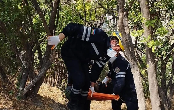 Bakıda 53 yaşlı kişi hündürlükdən yıxılaraq köməksiz vəziyyətdə qalıb - FOTO\VİDEO