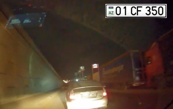 Üç dəqiqə ərzində iki dəfə qayda pozan "Prius" sürücüsü cəzalandırıldı - VİDEO