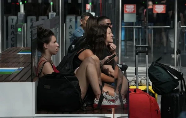İtaliyada minə yaxın reys təxirə salındı, yüz minlərlə sərnişin aeroportlarda qaldı - FOTO